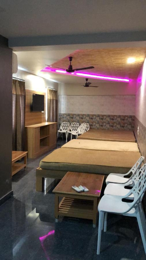 C M Hotel New Wodapatti Luaran gambar