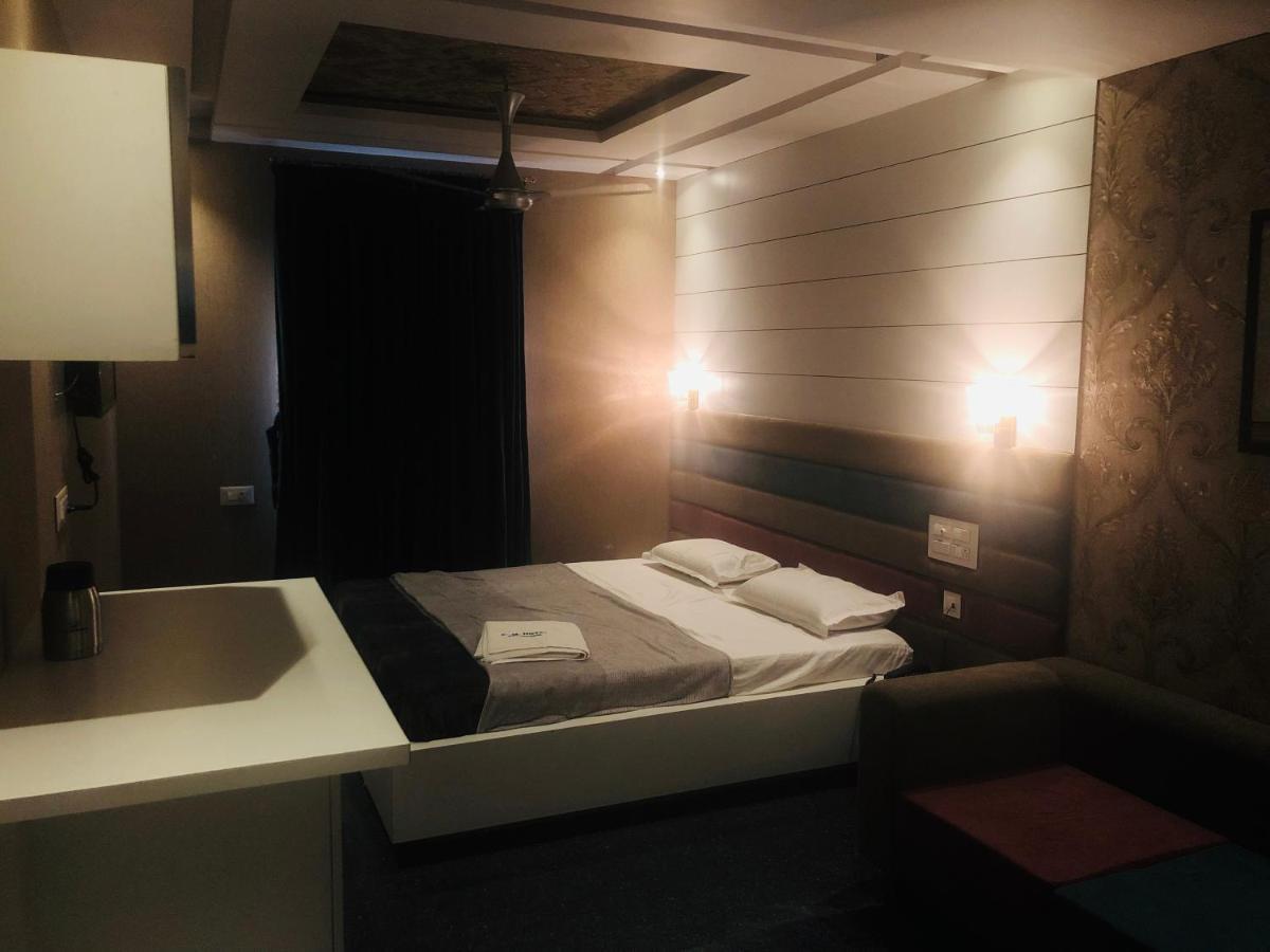 C M Hotel New Wodapatti Luaran gambar
